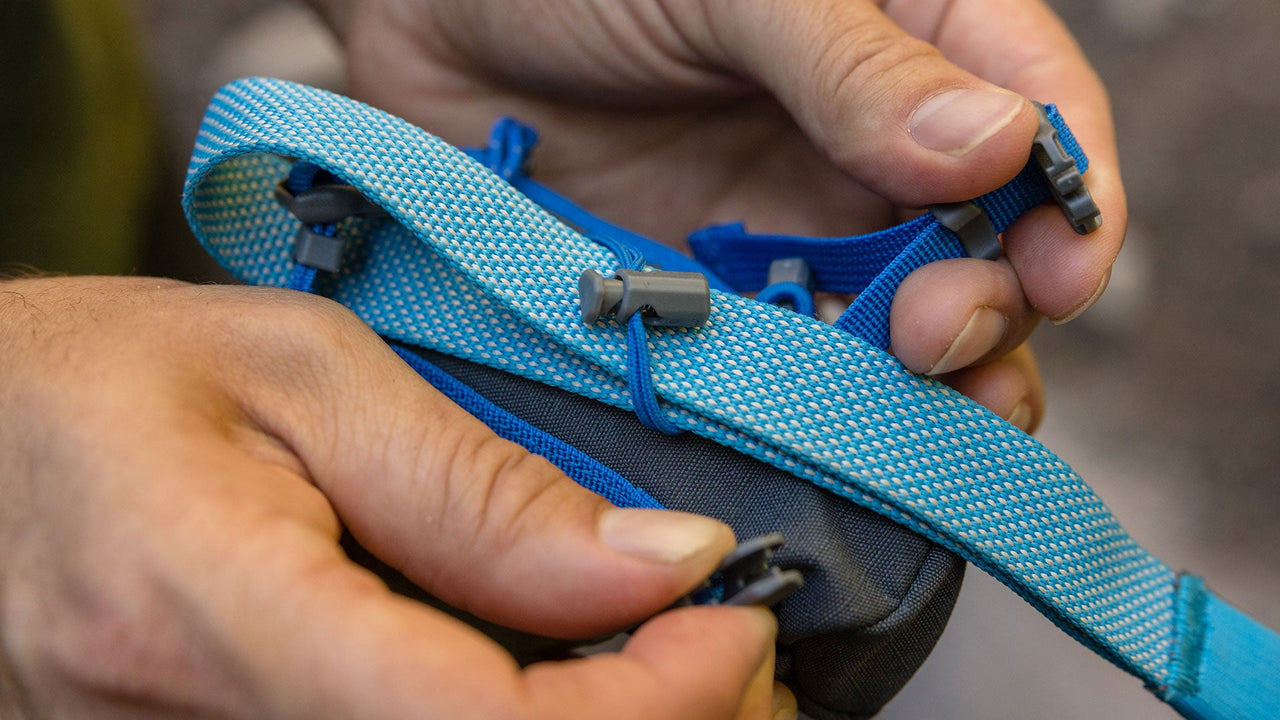 SICHER AN DER LEINE BEFESTIGT