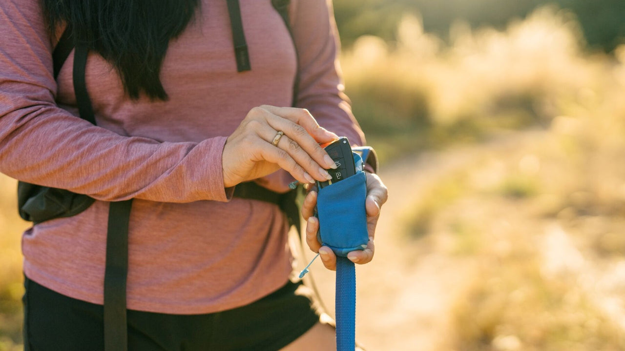 S'ATTACHE À LA LAISSE